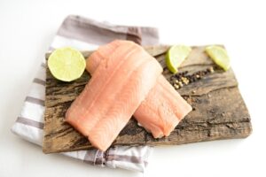 Lachs & andere Fischfilets enthalten viel Omega-3-Fettsäuren und unterstützen den Erhalt junger Haut